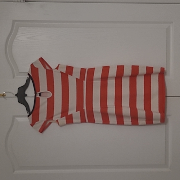 Beautiful summer dress. Super flattering. From UK brand Dorothy Perkins. - Picture 3 of 3